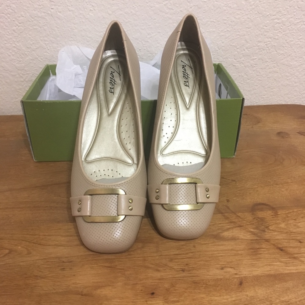 Trotters Womens Sizzle Nude Ballet Flats Size 9.5
